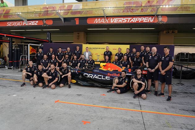 FORMULA 1 ETIHAD AIRWAYS ABU DHABI GRAND PRIX 2022 17.11.2022, Yas Marina Circuit, Abu Dhabi, FORMULA 1 ETIHAD AIRWAYS ABU DHABI GRAND PRIX 2022 , im Bild Die Mannschaft von Max Verstappen (NEL), Oracle Red Bull Racing bekommt die Auszeichnung für den schnellsten Boxenstop der Saison..