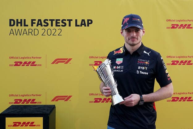 Sport Bilder des Tages FORMULA 1 ETIHAD AIRWAYS ABU DHABI GRAND PRIX 2022 17.11.2022, Yas Marina Circuit, Abu Dhabi, FORMULA 1 ETIHAD AIRWAYS ABU DHABI GRAND PRIX 2022 , im Bild Max Verstappen (NEL), Oracle Red Bull Racing bekommt die Auszeichnung für den schnellsten Boxenstop der Saison..