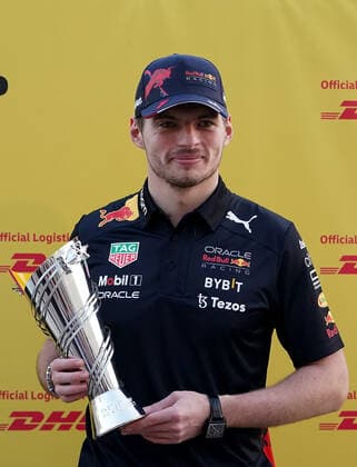 FORMULA 1 ETIHAD AIRWAYS ABU DHABI GRAND PRIX 2022 17.11.2022, Yas Marina Circuit, Abu Dhabi, FORMULA 1 ETIHAD AIRWAYS ABU DHABI GRAND PRIX 2022 , im Bild Max Verstappen (NEL), Oracle Red Bull Racing bekommt die Auszeichnung für den schnellsten Boxenstop der Saison..