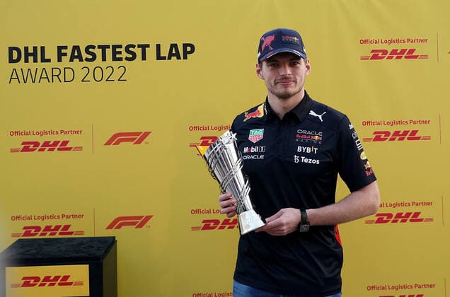FORMULA 1 ETIHAD AIRWAYS ABU DHABI GRAND PRIX 2022 17.11.2022, Yas Marina Circuit, Abu Dhabi, FORMULA 1 ETIHAD AIRWAYS ABU DHABI GRAND PRIX 2022 , im Bild Max Verstappen (NEL), Oracle Red Bull Racing bekommt die Auszeichnung für den schnellsten Boxenstop der Saison..