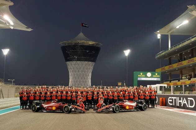 FORMULA 1 ETIHAD AIRWAYS ABU DHABI GRAND PRIX 2022 17.11.2022, Yas Marina Circuit, Abu Dhabi, FORMULA 1 ETIHAD AIRWAYS ABU DHABI GRAND PRIX 2022 , im Bild Teamfoto von Ferrari mit den beiden Fahrern Charles Leclerc (MCO), Scuderia Ferrari und Carlos Sainz Jr. (ESP), Scuderia Ferrari..