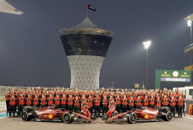 FORMULA 1 ETIHAD AIRWAYS ABU DHABI GRAND PRIX 2022 17.11.2022, Yas Marina Circuit, Abu Dhabi, FORMULA 1 ETIHAD AIRWAYS ABU DHABI GRAND PRIX 2022 , im Bild Teamfoto von Ferrari mit den beiden Fahrern Charles Leclerc (MCO), Scuderia Ferrari und Carlos Sainz Jr. (ESP), Scuderia Ferrari..