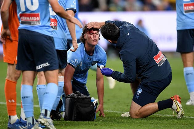 Sport Themen der Woche KW46 Sport Bilder des Tages SYDNEY, AUSTRALIA - NOVEMBER 17: Jake Girdwood-Reich of Sydney FC bleeding from the head after contact with Stephen Welsh of Celtic FC during the Sydney Super Cup football match between Sydney FC vs Celtic FC at Allianz Stadium on November 17, 2022 in Sydney, Australia. (Photo by Steven Markham Icon Sportswire) SOCCER: NOV 17 Sydney Super Cup - Sydney FC vs Celtic FC Icon2211171674