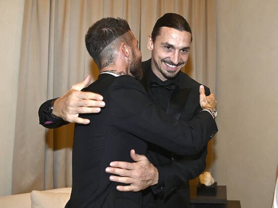 Sport Bilder des Tages Foto Fabio Ferrari LaPresse - 17 Novembre 2022 - Dubai, Emirati Arabi Uniti - - Calcio -17ma edizione di Dubai International Sports Conference - Globe Soccer Awards 2022. Nella foto: Zlatan Ibrahimovic e Sergio Ramos November 17, 2022 Dubai, United Arab Emirates - sport - Soccer - 17th edition of the Dubai International Sports Conference - Globe Soccer Awards 2022. In the pic: Zlatan Ibrahimovic e Sergio Ramos  Copyright: xFabioxFerrari LaPressex