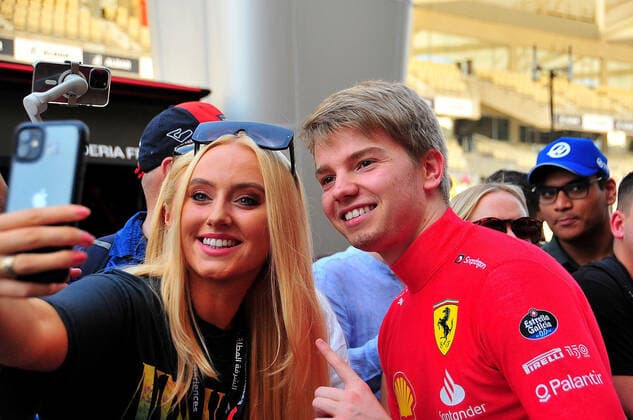 FORMULA 1 ETIHAD AIRWAYS ABU DHABI GRAND PRIX 2022 17.11.2022, Yas Marina Circuit, Abu Dhabi, FORMULA 1 ETIHAD AIRWAYS ABU DHABI GRAND PRIX 2022 , im Bild Robert Schwarzman (Ferrari) macht ein Selfie mit einem Fan..