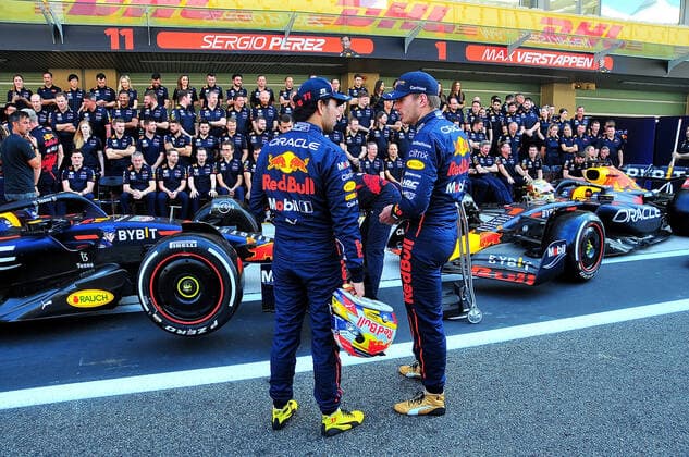 FORMULA 1 ETIHAD AIRWAYS ABU DHABI GRAND PRIX 2022 17.11.2022, Yas Marina Circuit, Abu Dhabi, FORMULA 1 ETIHAD AIRWAYS ABU DHABI GRAND PRIX 2022 , im Bild Max Verstappen (NEL), Oracle Red Bull Racing und Sergio Perez (MEX), Oracle Red Bull Racing beim Teamfoto von Red Bull Racing..