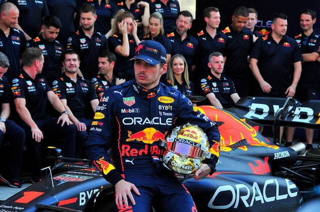 FORMULA 1 ETIHAD AIRWAYS ABU DHABI GRAND PRIX 2022 17.11.2022, Yas Marina Circuit, Abu Dhabi, FORMULA 1 ETIHAD AIRWAYS ABU DHABI GRAND PRIX 2022 , im Bild Max Verstappen (NEL), Oracle Red Bull Racing und Sergio Perez (MEX), Oracle Red Bull Racing beim Teamfoto von Red Bull Racing..