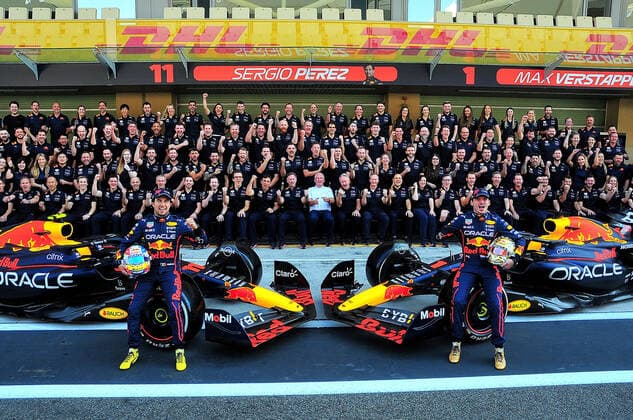 FORMULA 1 ETIHAD AIRWAYS ABU DHABI GRAND PRIX 2022 17.11.2022, Yas Marina Circuit, Abu Dhabi, FORMULA 1 ETIHAD AIRWAYS ABU DHABI GRAND PRIX 2022 , im Bild Max Verstappen (NEL), Oracle Red Bull Racing und Sergio Perez (MEX), Oracle Red Bull Racing beim Teamfoto von Red Bull Racing..