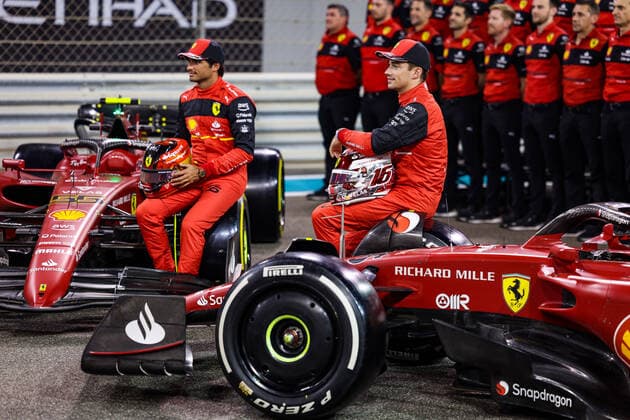 SAINZ Carlos (spa), Scuderia Ferrari F1-75, LECLERC Charles (mco), Scuderia Ferrari F1-75, portrait during the Formula 1 Etihad Airways Abu Dhabi Grand Prix 2022, 22nd round of the 2022 FIA Formula One World Championship, WM, Weltmeisterschaft from November 18 to 20, 2022 on the Yas Marina Circuit, in Yas Island, Abu Dhabi - F1 - ABU DHABI GRAND PRIX 2022 DPPI Panoramic 20221117_GOOD6996