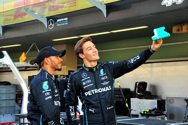FORMULA 1 ETIHAD AIRWAYS ABU DHABI GRAND PRIX 2022 17.11.2022, Yas Marina Circuit, Abu Dhabi, FORMULA 1 ETIHAD AIRWAYS ABU DHABI GRAND PRIX 2022 , im Bild George Russell (GBR), Mercedes-AMG Petronas Formula One Team macht ein Selfie mit Lewis Hamilton (GBR), Mercedes-AMG Petronas Formula One Team.
