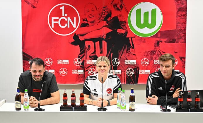17.11.2022 - 1. FC Nürnberg Nuernberg FCN Club Frauen Damen - Medientermin - Pressekonferenz im Vorfeld des Frauen-DFB-Pokalspiels geben den VfL Wolfsburg - - Podium von links : Osman Cankaya ( Trainer 1. FC Nürnberg FCN ) Lea Paulick (1, 1. FC Nürnberg FCN ) Maximilian Prasuhn ( Pressestelle FCN )