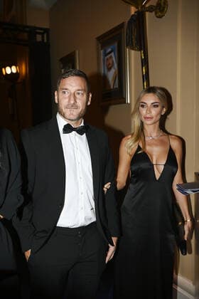 Foto Fabio Ferrari LaPresse - 17 Novembre 2022 - Dubai, Emirati Arabi Uniti - - Calcio -17ma edizione di Dubai International Sports Conference - Globe Soccer Awards 2022. Nella foto: Francesco Totti con la nuova compagna Noemi Bocchi November 17, 2022 Dubai, United Arab Emirates - sport - Soccer - 17th edition of the Dubai International Sports Conference - Globe Soccer Awards 2022. In the pic: Francesco Totti with his new fiancee Noemi Bocchi  Copyright: xFabioxFerrari LaPressex