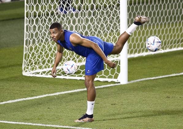 Sport Bilder des Tages Mandatory Credit: Photo by Michael Zemanek Shutterstock (13622604bj) Kylian Mbappe of France during the training session, Al Sadd SC Stadium, Al Nadi St, Doha, Qatar Previews and Training, FIFA World Cup, WM, Weltmeisterschaft, Fussball 2022, Football, Qatar - 17 Nov 2022 Editorial Use Only Previews and Training, FIFA World Cup 2022, Football, Qatar - 17 Nov 2022 Editorial Use Only  Copyright: xMichaelxZemanek Shutterstockx 13622604bj