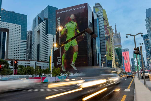 Sport Themen der Woche KW46 Sport Bilder des Tages 17.11.2022, Doha Katar Qatar Plakat von Manuel Neuer in Doha West Bay Doha short time before the city hosts the FIFA World Cup, WM, Weltmeisterschaft, Fussball 2022 Foto: Moritz Müller *** 17 11 2022, Doha Qatar Poster of Manuel Neuer in Doha West Bay Doha short time before the city hosts the Fifa World Cup 2022 Photo Moritz Müller