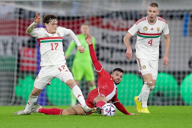 Sport Themen der Woche KW46 Sport Bilder des Tages Dejvid Sinani (Luxemburg 14) im Zweikampf mit Callum Styles (Ungarn 17) und Attila Szalai (Ungarn 4) Fussball, Saison 2022-2023, Freundschaftsspiel, Länderspiel 17.11.2022 Nationalmannschaft Luxemburg - Ungarn (LUX vs HUN) Stade de Luxembourg, Luxemburg *** Dejvid Sinani Luxembourg 14 in duel with Callum Styles Hungary 17 and Attila Szalai Hungary 4 Football, season 2022 2023, friendly match, international match 17 11 2022 National team Luxembourg Hungary LUX vs HUN Stade de Luxembourg, Luxembourg 