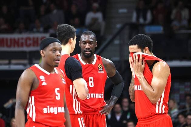 Sport Themen der Woche KW46 Sport Bilder des Tages Enttaeuschung . . . Bayern 5 Cassius WINSTON, Bayerns 11 Vladimir LUCIC, Bayerns 8 Othello HUNTER und Bayerns 0 Nick WEILER-BABB. Basketball, FC Bayern - Piraeus. Euroleague, FC Bayern München Basketball - Olympiakos Pireaus, Saison 2022-2023 am 17.11.2022 in Muenchen, A U D I D O M E, Deutschland. Quelle Copyright Credit : Oryk HAIST *** Disappointment Bayern 5 Cassius WINSTON, Bayerns 11 Vladimir LUCIC, Bayerns 8 Othello HUNTER and Bayerns 0 Nick WEILER BABB basketball, FC Bayern Piraeus Euroleague, FC Bayern Munich basketball Olympiakos Pireaus, 2022 2023 season on 17 11 2022 in Munich, A U D I D O M E, Germany source copyright credit Oryk HAIST xBASKETBALL-BAYERN-PIRAEUSx