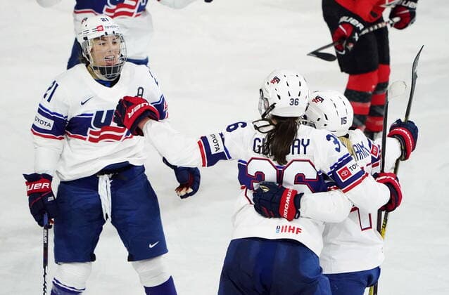 Eishockey, Frauen Länderspiel, Kanada - USA November 17, 2022, Kamloops, BC, Canada: United States Rory Guilday (36) celebrates her goal against Canada with teammates Hilary Knight (21) and Savannah Harmon (15) during second period Rivalry Series hockey action in Kamloops, B.C., Thursday, Nov. 17, 2022. Canada News - November 17, 2022 - ZUMAc35_ 20221117_zaf_c35_159 Copyright: xJessexJohnstonx