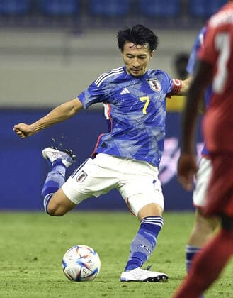 Football: Japan-Canada pre-World Cup friendly Gaku Shibasaki of Japan kicks the ball during a friendly football match against Canada in Dubai on Nov. 17, 2022, ahead of the World Cup in Qatar. Canada won 2-1.  A14AA0001356521P 