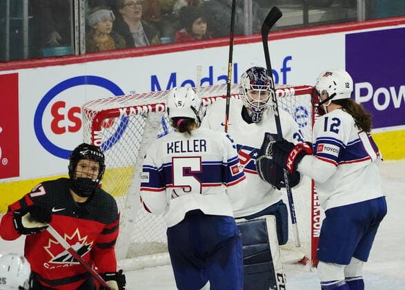 Eishockey, Frauen Länderspiel, Kanada - USA November 15, 2022, Kamloops, BC, Canada: United States goaltender Maddie Rooney (35) celebrates after defeating Canada with teammates Megan Keller (5) and Kelly Pannek (12) as Canada s Jamie Lee Rattray (47) skates following Rivalry Series hockey action in Kamloops, B.C., Thursday, Nov. 17, 2022. Canada News - November 15, 2022 - ZUMAc35_ 20221115_zaf_c35_211 Copyright: xJessexJohnstonx