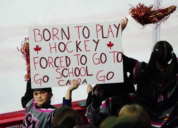 Eishockey, Frauen Länderspiel, Kanada - USA November 15, 2022, Kamloops, BC, Canada: A young fan holds a sign as during third period Rivalry Series hockey action between Canada and the United States in Kamloops, B.C., Thursday, Nov. 17, 2022. Canada News - November 15, 2022 - ZUMAc35_ 20221115_zaf_c35_215 Copyright: xJessexJohnstonx