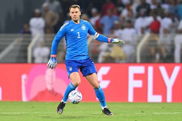 FUSSBALL WM 2022 Testspiel im Oman 16.11.2022 Oman - Deutschland Torwart Manuel Neuer (Deutschland) am Ball *** FOOTBALL World Cup 2022 test match in Oman 16 11 2022 Oman Germany goalkeeper Manuel Neuer Germany on the ball