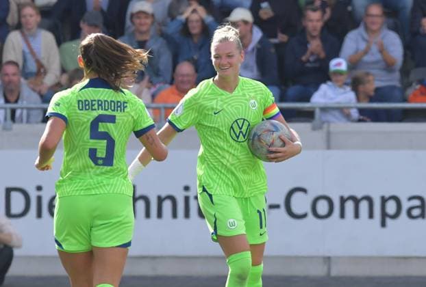 11.09.2022,Fussball, GER, DFB-POKAL, Saison 2022 2023, 2. Runde, TÖNNIES-ARENA, RHEDA-WIEDENBRÜCK FSV Gütersloh - VfL Wolfsburg 2 : 8 Tor-Jubel VfL Wolfsburg: Lena Sophie Oberdorf und Torschützin Alexandra Popp (beide VfL Wolfsburg, v.L.), Aktion, Einzelbild, Quer, Mimik, Gestik, Jubel, jubeln, Freude, freuen