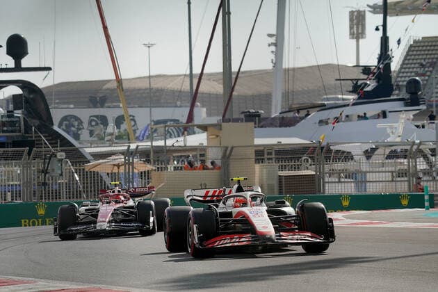 18.11.2022, Yas Marina Circuit, Abu Dhabi, FORMULA 1 ETIHAD AIRWAYS ABU DHABI GRAND PRIX 2022 , im Bild Pietro Fittipaldi (BRA), Haas F1 Team, Robert Kubica (POL), Alfa Romeo Racing Orlen Abu Dhabi Yas Marina Circuit Vereinigten Arabischen Emirate