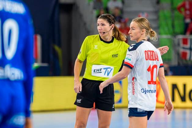 Ljubljana, 18. November 2022: Handball EHF EM, Halbfinale, Norwegen vs. Frankreich Schiedsrichterin Tanja Kuttler, Stine Bredal Oftedal (Norwegen) Ljubljana Stozice Arena Slovenia