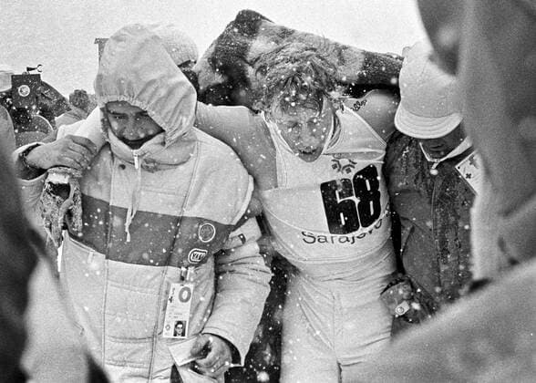 ARKIV 1984-02-10 Den svenska längdskidakaren Gunde Svan tas om hand i malfallan helt utmattad efter sitt bronslopp pa 30 km längdskidakning vid de olympiska vinterspelen i Sarajevo, Jugoslavien 10:e februari 1984. Sarajevo Bosnia-Hercegovina x1001x *** ARCHIVE 1984 02 10 Swedish cross-country skier Gunde Svan is cared for in the hallway, completely exhausted after his bronze medal race in the 30 km cross-country skiing event at the Winter Olympics in Sarajevo, Yugoslavia on 10 February 1984 Sarajevo Bosnia Hercegovina x1001x  Copyright: xJanxCollsiööx xTTx x SARAJEVO-OS-SKIDOR-30KM