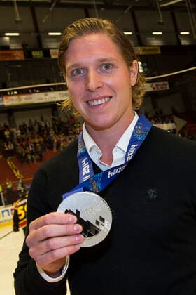 GÄVLE 20140828 Nicklas Bäckström, som fälldes för dopning och därmed missade OS-finalen i Sotji mot Kanada i ishockeyturneringen, fick ta emot silvermedaljen i samband med träningsmatchen mellan Brynäs IF och Djurgardens IF pa torsdagskvällen. Foto Jonas Ekströmer TT kod 10030 GÄVLE SVERIGE x10030x *** GÄVLE 20140828 Nicklas Bäckström, who was convicted of doping and thus missed the Olympic final in Sochi against Canada in the ice hockey tournament, received the silver medal in connection with the training match between Brynäs IF and Djurgardens IF on Thursday evening Photo Jonas Ekströmer TT code 10030 GÄVLE SWEDEN x10030x  Copyright: xJONASxEKSTRÖMERx xTTx BÄCKSTRÖM OS-SILVER