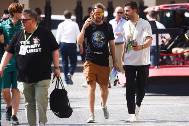 November 19, 2022, Abu Dhabi, United Arab Emirates: Sebastian Vettel of Aston Martin arrives Formula 1 Abu Dhabi Grand Prix at Yas Marina Circuit on November 19, 2022 in Abu Dhabi, United Arab Emirates. Abu Dhabi United Arab Emirates - ZUMAz156 0194532593st Copyright: xBeataxZawrzelx