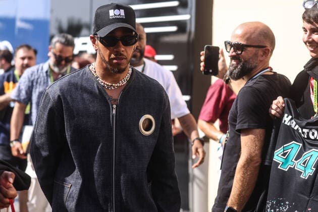 November 19, 2022, Abu Dhabi, United Arab Emirates: Lewis Hamilton of Mercedes arrives Formula 1 Abu Dhabi Grand Prix at Yas Marina Circuit on November 19, 2022 in Abu Dhabi, United Arab Emirates. Abu Dhabi United Arab Emirates - ZUMAz156 0194532863st Copyright: xBeataxZawrzelx