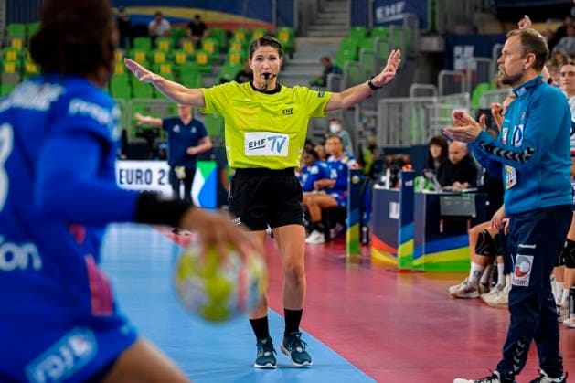 Ljubljana, 18. November 2022: Handball EHF EM, Halbfinale, Norwegen vs. Frankreich Schiedsrichterin Tanja Kuttler Ljubljana Stozice Arena Slovenia