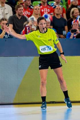 Ljubljana, 18. November 2022: Handball EHF EM, Halbfinale, Norwegen vs. Frankreich Schiedsrichterin Maike Merz Ljubljana Stozice Arena Slovenia