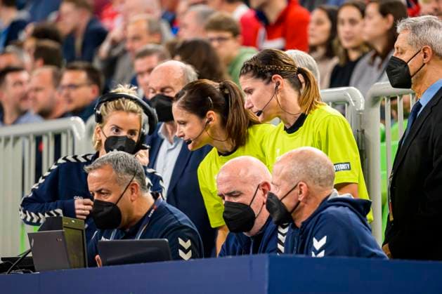 Ljubljana, 18. November 2022: Handball EHF EM, Halbfinale, Norwegen vs. Frankreich Schiedsrichterin Maike Merz, Schiedsrichterin Tanja Kuttler beim Video Replay Ljubljana Stozice Arena Slovenia