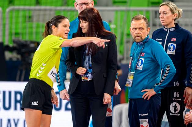 Ljubljana, 18. November 2022: Handball EHF EM, Halbfinale, Norwegen vs. Frankreich Schiedsrichterin Maike Merz Ljubljana Stozice Arena Slovenia