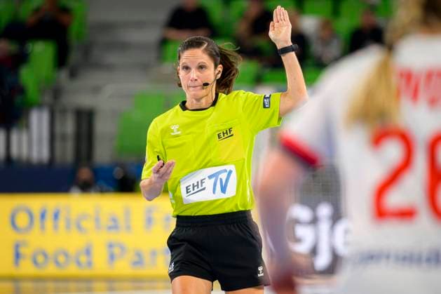Ljubljana, 18. November 2022: Handball EHF EM, Halbfinale, Norwegen vs. Frankreich Schiedsrichterin Maike Merz Ljubljana Stozice Arena Slovenia