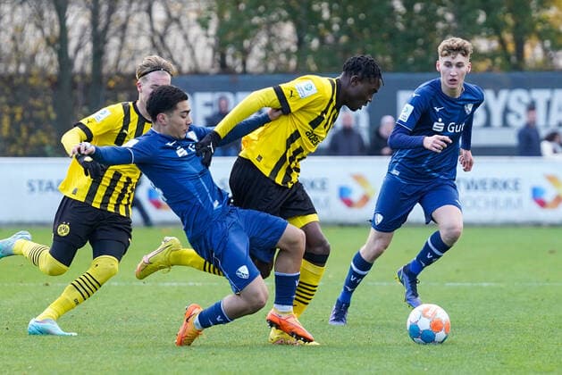 Samstag, 19.11.2022 Saison 2022 2023 10. Spieltag A-Junioren-Bundesliga, U19-Bundesliga im Nachwuchszentrum, Bochum, Germany. VfL Bochum U19 - BV Borussia Dortmund U19. Ayukayoh Mengot (Borussia Dortmund U19 25)