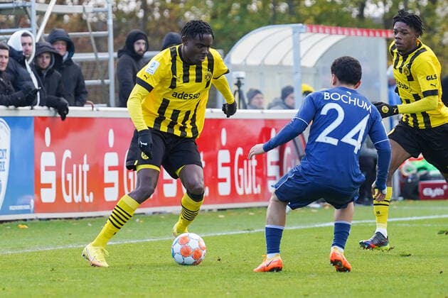 Samstag, 19.11.2022 Saison 2022 2023 10. Spieltag A-Junioren-Bundesliga, U19-Bundesliga im Nachwuchszentrum, Bochum, Germany. VfL Bochum U19 - BV Borussia Dortmund U19. Ayukayoh Mengot (Borussia Dortmund U19 25)
