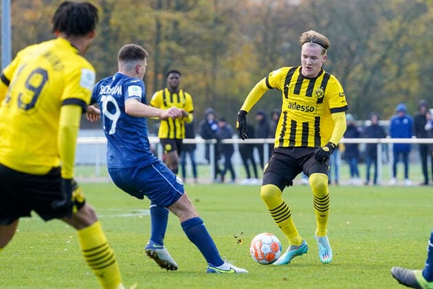 Samstag, 19.11.2022 Saison 2022 2023 10. Spieltag A-Junioren-Bundesliga, U19-Bundesliga im Nachwuchszentrum, Bochum, Germany. VfL Bochum U19 - BV Borussia Dortmund U19. Julian Rijkhoff (Borussia Dortmund U19 9)
