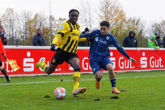 Samstag, 19.11.2022 Saison 2022 2023 10. Spieltag A-Junioren-Bundesliga, U19-Bundesliga im Nachwuchszentrum, Bochum, Germany. VfL Bochum U19 - BV Borussia Dortmund U19. Ayukayoh Mengot (Borussia Dortmund U19 25)