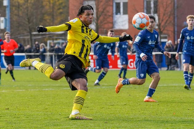 Samstag, 19.11.2022 Saison 2022 2023 10. Spieltag A-Junioren-Bundesliga, U19-Bundesliga im Nachwuchszentrum, Bochum, Germany. VfL Bochum U19 - BV Borussia Dortmund U19. Paris Josua Brunner (Borussia Dortmund U19 19)