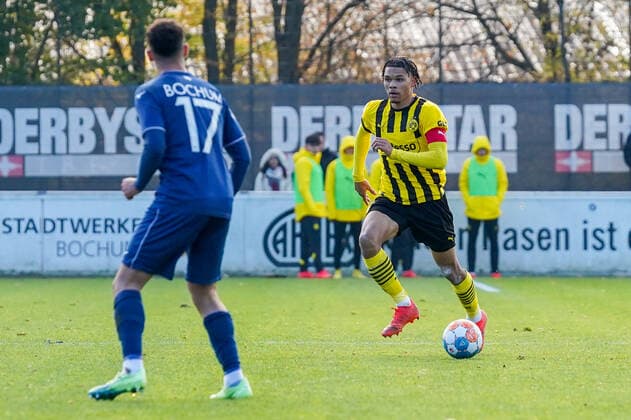 Samstag, 19.11.2022 Saison 2022 2023 10. Spieltag A-Junioren-Bundesliga, U19-Bundesliga im Nachwuchszentrum, Bochum, Germany. VfL Bochum U19 - BV Borussia Dortmund U19. Pharrell Nnamdi Collins (Borussia Dortmund U19 4)