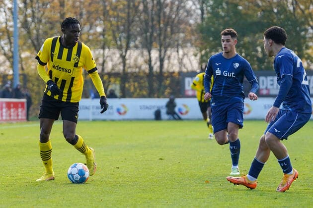Samstag, 19.11.2022 Saison 2022 2023 10. Spieltag A-Junioren-Bundesliga, U19-Bundesliga im Nachwuchszentrum, Bochum, Germany. VfL Bochum U19 - BV Borussia Dortmund U19. Ayukayoh Mengot (Borussia Dortmund U19 25)