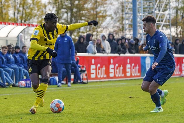 Samstag, 19.11.2022 Saison 2022 2023 10. Spieltag A-Junioren-Bundesliga, U19-Bundesliga im Nachwuchszentrum, Bochum, Germany. VfL Bochum U19 - BV Borussia Dortmund U19. Ayukayoh Mengot (Borussia Dortmund U19 25)