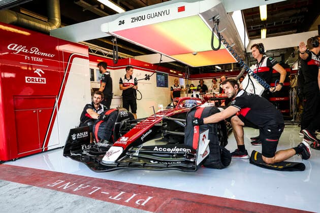 24 ZHOU Guanyu (chi), Alfa Romeo F1 Team ORLEN C42, ambiance during the Formula 1 Etihad Airways Abu Dhabi Grand Prix 2022, 22nd round of the 2022 FIA Formula One World Championship, WM, Weltmeisterschaft from November 18 to 20, 2022 on the Yas Marina Circuit, in Yas Island, Abu Dhabi - F1 - ABU DHABI GRAND PRIX 2022 DPPI Panoramic  00122049_G00D9033.JPG