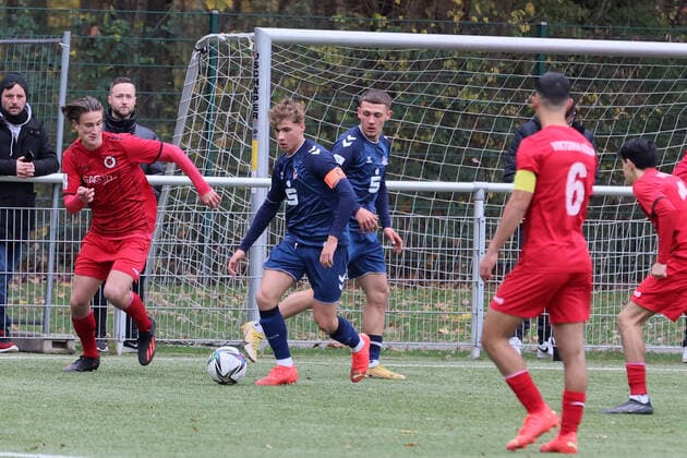 Viktoria Köln vs. 1. FC Köln, A Junioren Bundesliga West, Sportpark Höhenberg, von links: Jonah Benedict Sticker, Meiko Wäschenbach (1. FC Köln), 19.11.2021, Foto: