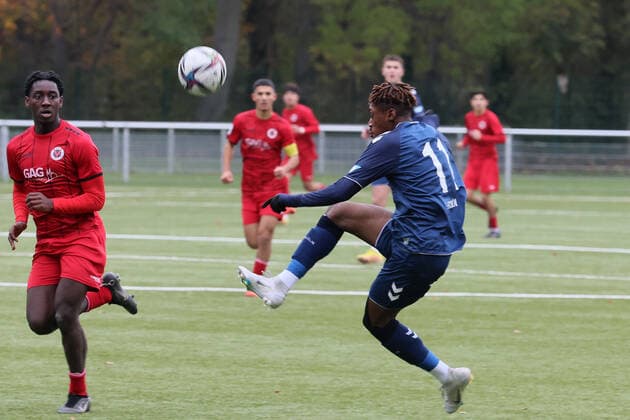 Viktoria Köln vs. 1. FC Köln, A Junioren Bundesliga West, Sportpark Höhenberg, von links: Kaden Nana Kwaku Attakora Amaniampong (Viktoria), Justin Diehl (1. FC Köln), 19.11.2021, Foto:
