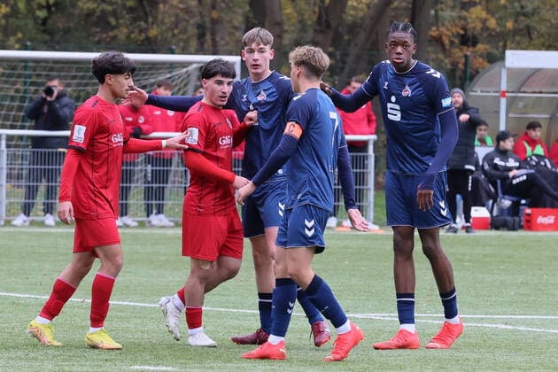 Viktoria Köln vs. 1. FC Köln, A Junioren Bundesliga West, Sportpark Höhenberg, von links: Koray Örgün, Salvatore Davide Giambra (Viktoria), Marlon Monning, Meiko Wäschenbach, Elias Geoffrey Bakatukanda (1. FC Köln), 19.11.2021, Foto: