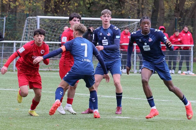 Viktoria Köln vs. 1. FC Köln, A Junioren Bundesliga West, Sportpark Höhenberg, von links: Koray Örgün, Salvatore Davide Giambra (Viktoria), Meiko Wäschenbach, Marlon Monning,,Elias Geoffrey Bakatukanda (1. FC Köln), 19.11.2021, Foto:
